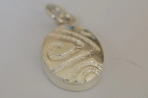 DI325 Dije peruano óvalo líneas - 1.5cmx3cm