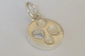 DI334 Dije peruano círculo con círculos calados - 1.7x2.6cm