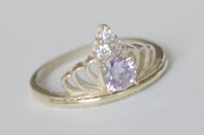 ANI106 Anillo corona con cubic lila - 