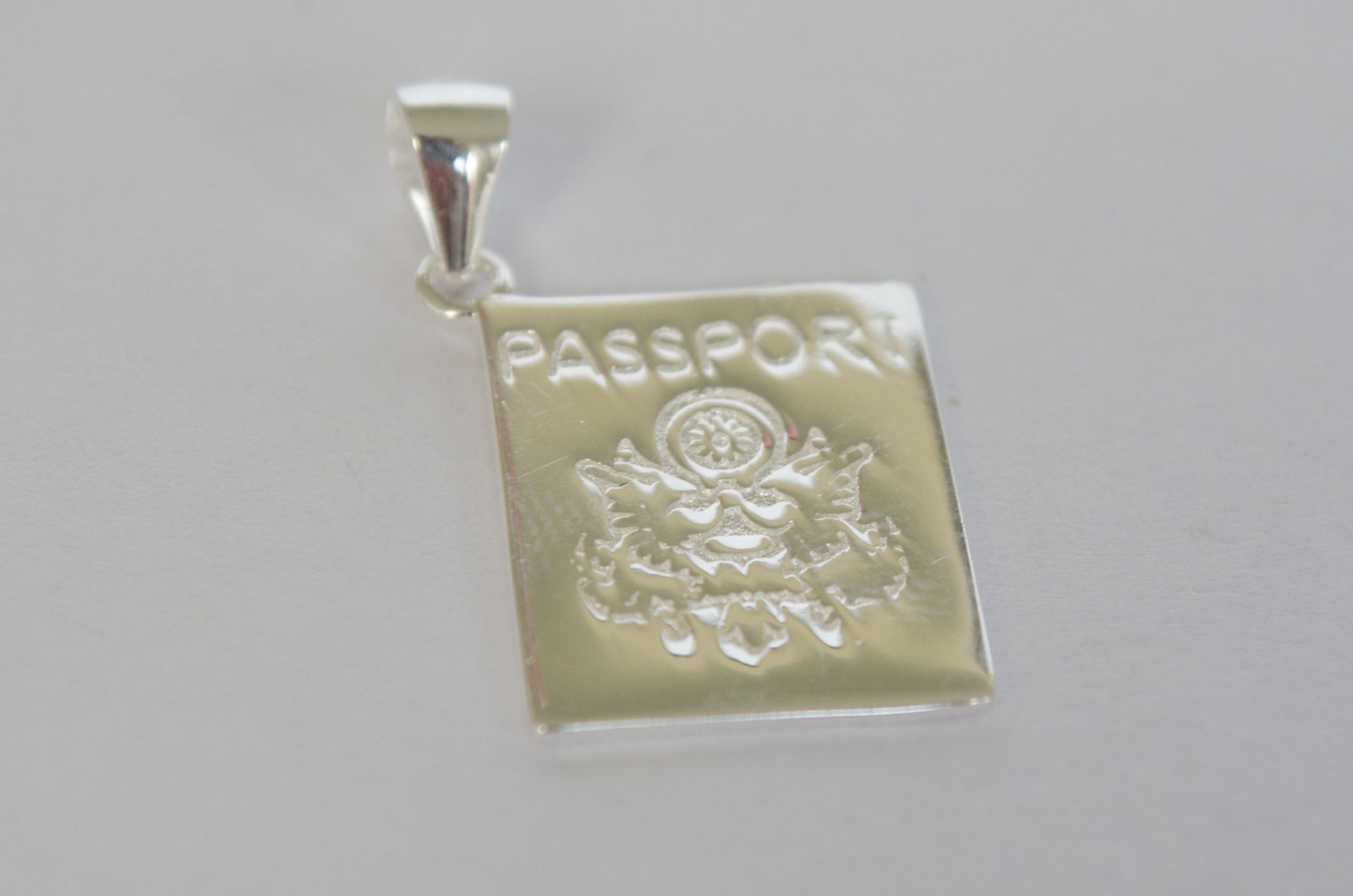 DI054 Dije pasaporte - 1.5x1.8cm