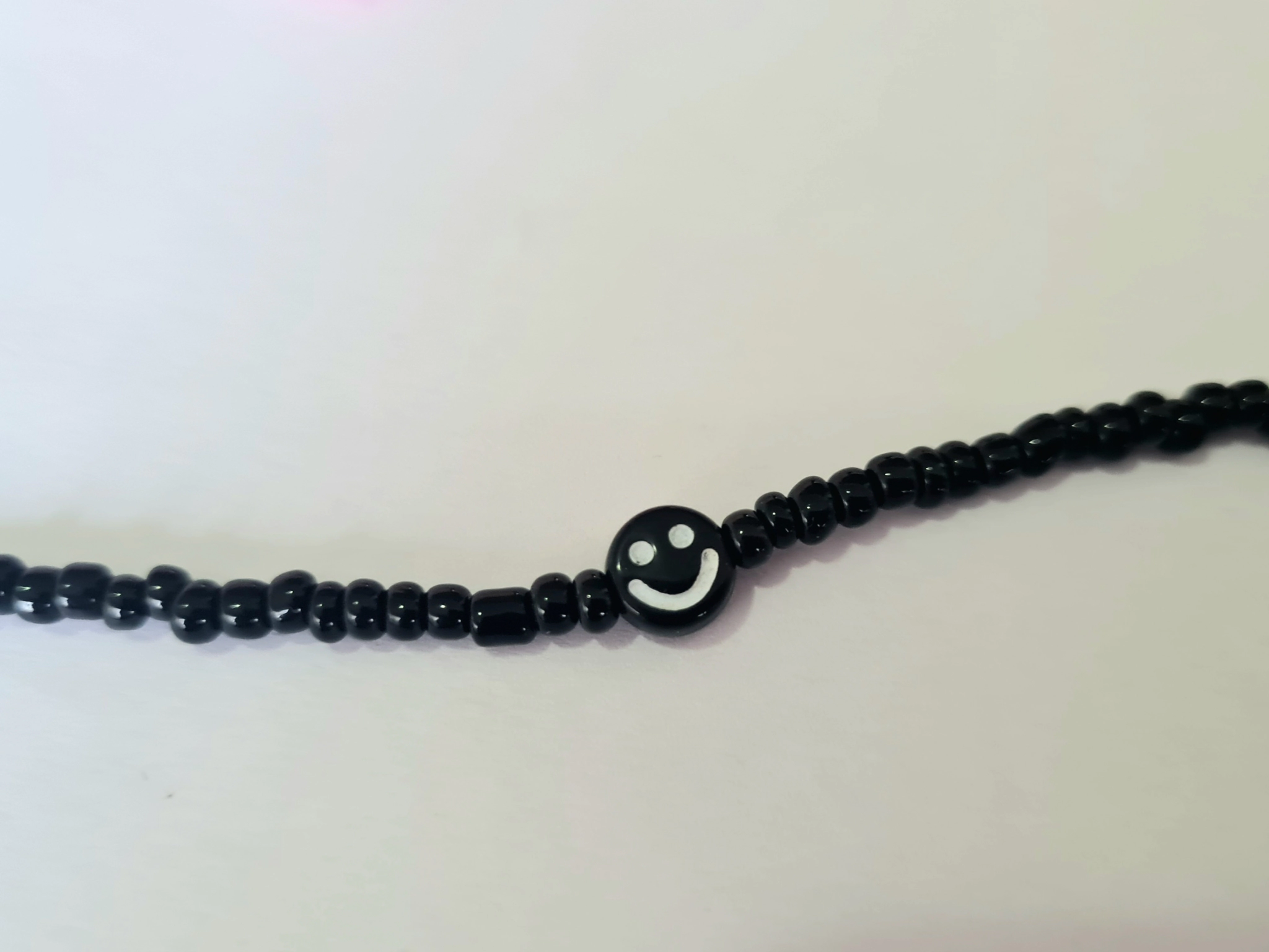 AQP0670 Pulsera mostacillas negras carita 17+3cm