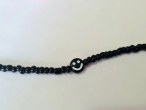 AQP0670 Pulsera mostacillas negras carita 17+3cm