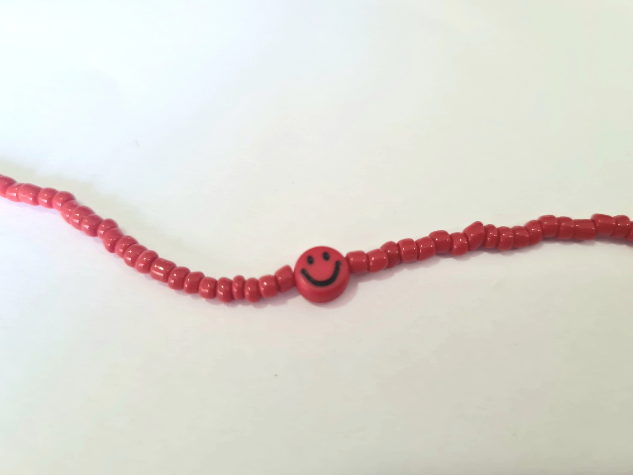 AQP0671 Pulsera mostacillas rojas carita 17+3cm