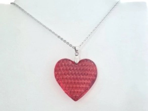 AQC0096 Cadena con corazón XL rojo 70cm