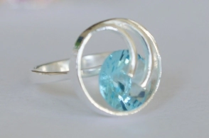 ANI140 Anillo cubic celeste dentro de círculo calado - 