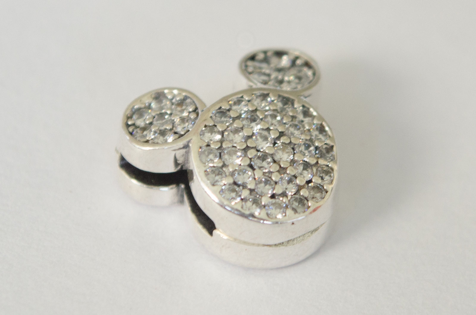 DI358 Dije tipo pandora plana mickey brillitos - 