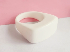 AQAN0085 Anillo acrílico chato arriba blanco