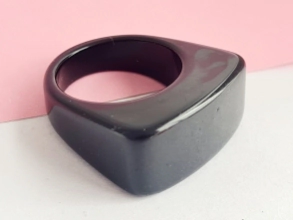 AQAN0085 Anillo acrílico chato arriba negro