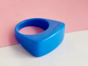 AQAN0085 Anillo acrílico chato arriba AZUL
