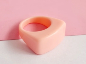 AQAN0085 Anillo acrílico chato arriba ROSA