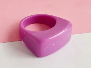 AQAN0085 Anillo acrílico chato arriba VIOLETA