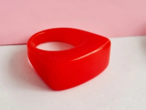 AQAN0085 Anillo acrílico chato arriba ROJO