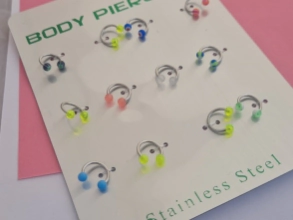 AQPI0026 Piercing con bolitas colores x12 unidades