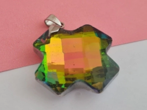 AQD0112 Dije cruz cristal verde 3cm