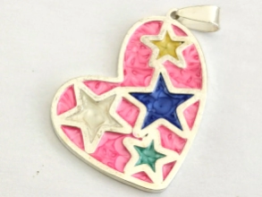 ABD1007 Dije corazón esmalte estrellas 4cm