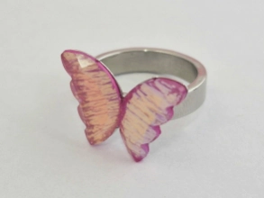 AQAN0091 anillo mariposa acrílico fucsia