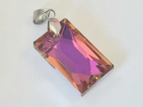 AQD0123 Dije SW tornasol rectángulo violeta y rojo 2,5cm