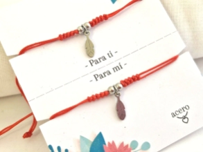 AQ-SET0365 Set x 2 pulseras hilo chino rojo hojita
