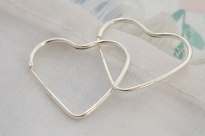 ART020 Aros argollas corazón fino - 2.8cm