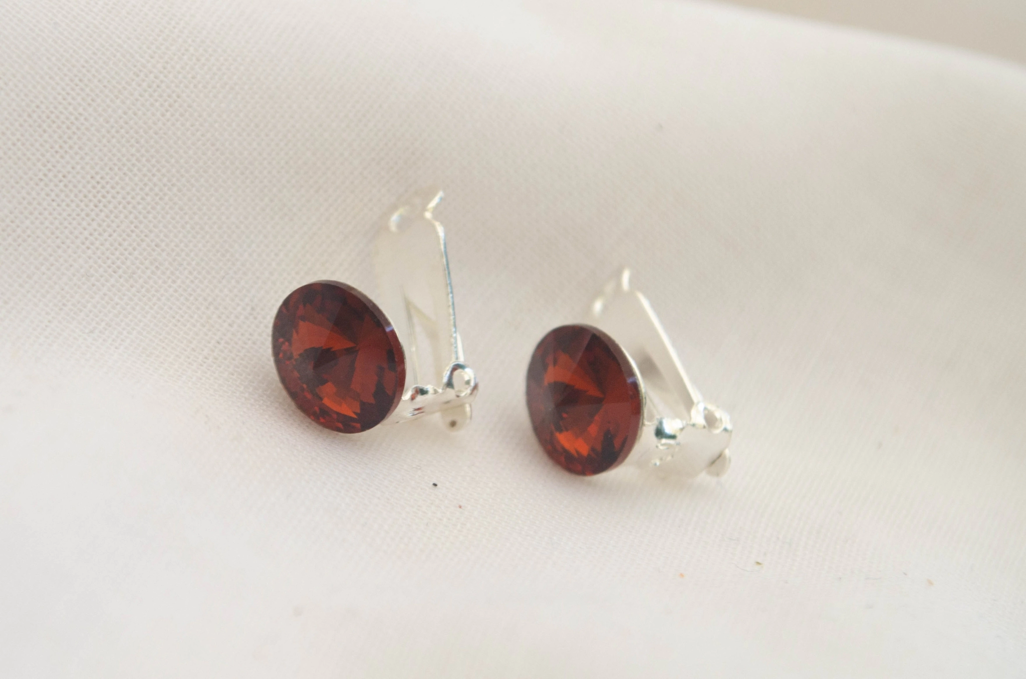 L-AR0255 Aros CLIP A PRESIN cristal ROJO