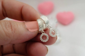 L-AR0277 Argollas líneas con circulo cubic 1.2cm 