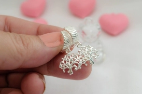 L-AR0278 Argollas líneas con árbol 1.2cm  