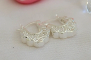 L-AR0352 Argollas canastas borde flor 1.5x2cm