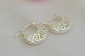 L-AR0356 Argollas canastaslineas cruzadas 1.3cm