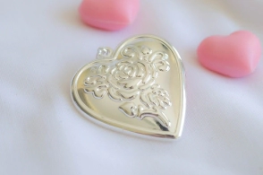 ABD1102 Dije corazón con rosa