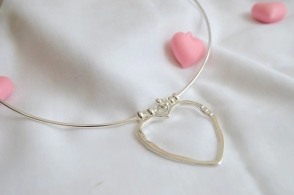 ABC1904 Cadena rígida con dije corazón