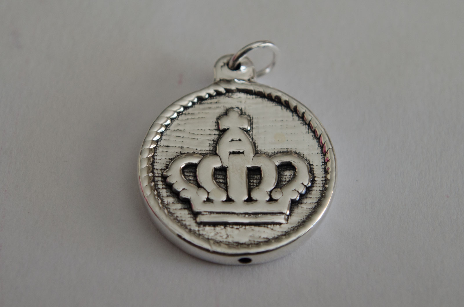 *Dije medalla corona - 2cm
