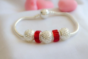 L-PU0026 Pulsera PAND con bolitas y donas ROJO