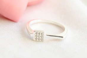 L-AN0046 Anillo plano arriba rect&aacute;ngulo micropav&eacute;