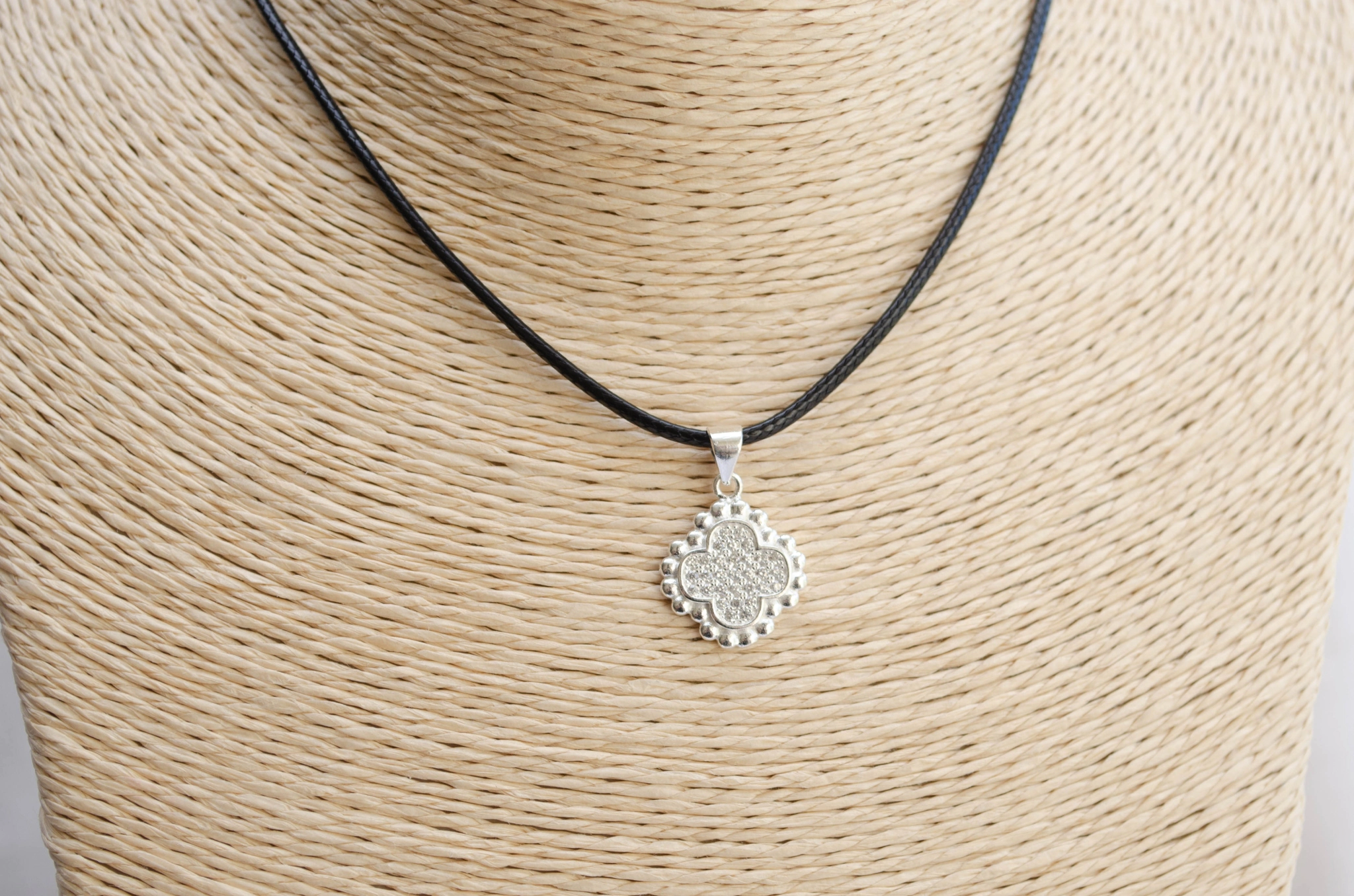 L-CA0102 Cordn de cuero dije cruz trebol brillante