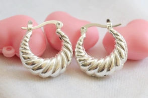 L-AR0627 Aros argollas inflada l&iacute;neas diagonales 2cm