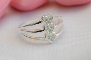 L-AN0078 Anillo  3 corazones cubics