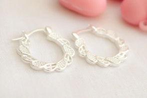 L-AR0669 Aros argolla plana flor 2cm