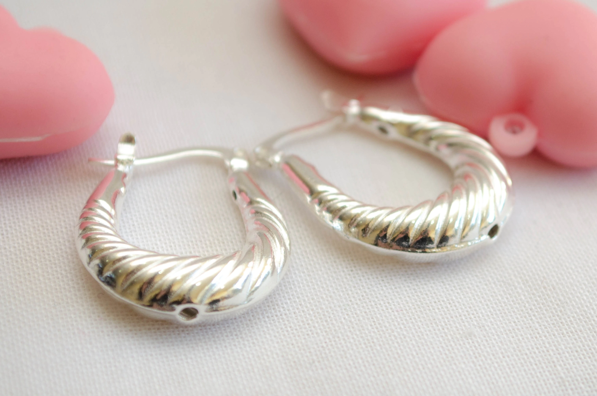 L-AR0656 Aros argollas infladas lineas diagonales 2.5cm