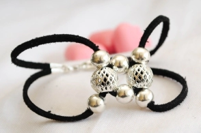 L-PU0056 Pulsera gamuza negra 8 bolas