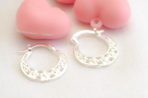 L-AR0659 Aros argolla plana mini flores 1.8cm