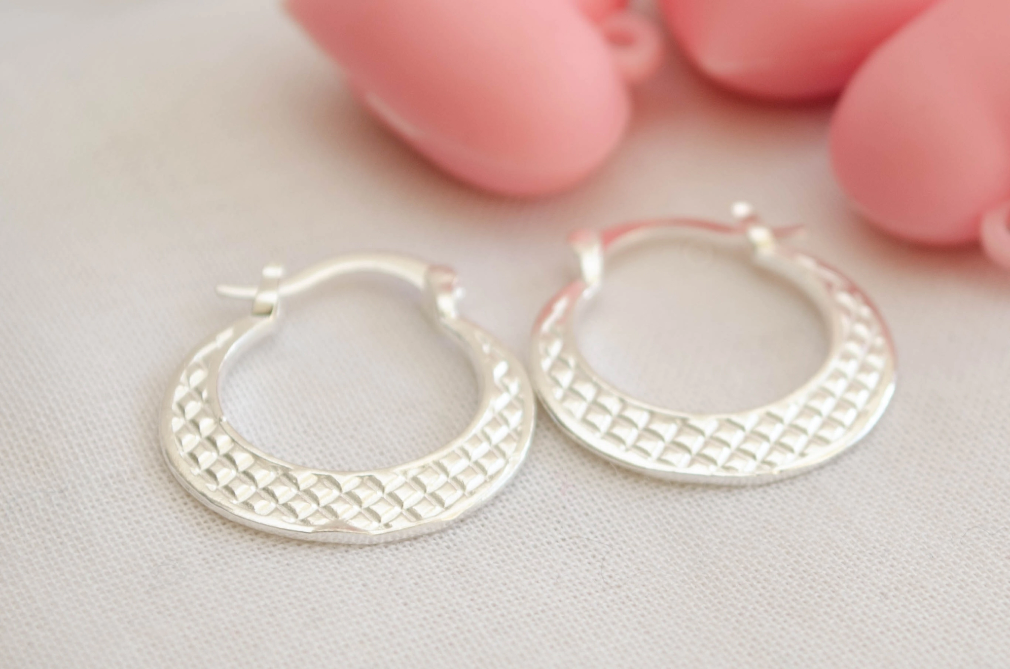 L-AR0661 Aros argolla plana mini rombos 1.8cm