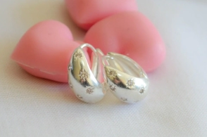 L-AR0658 Aros argollas oval con estrellitas 1.5cm