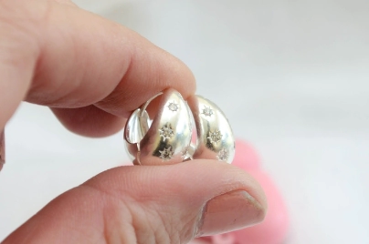 L-AR0658 Aros argollas oval con estrellitas 1.5cm