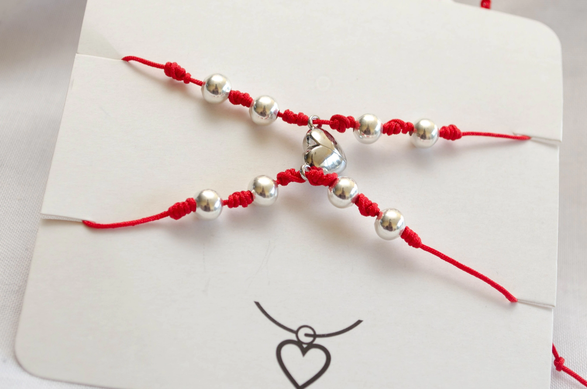 AMI0002 SOBRE setx2 pulseras CORAZON IMAN hilo chino rojo