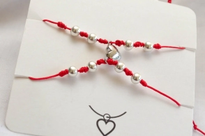 AMI0002 SOBRE setx2 pulseras CORAZON IMAN hilo chino rojo