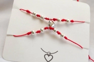 AMI0002 SOBRE setx2 pulseras CORAZON IMAN hilo chino rojo