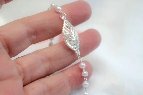 L-PU0070 Pulsera perlas con hoja centro 17+4cm