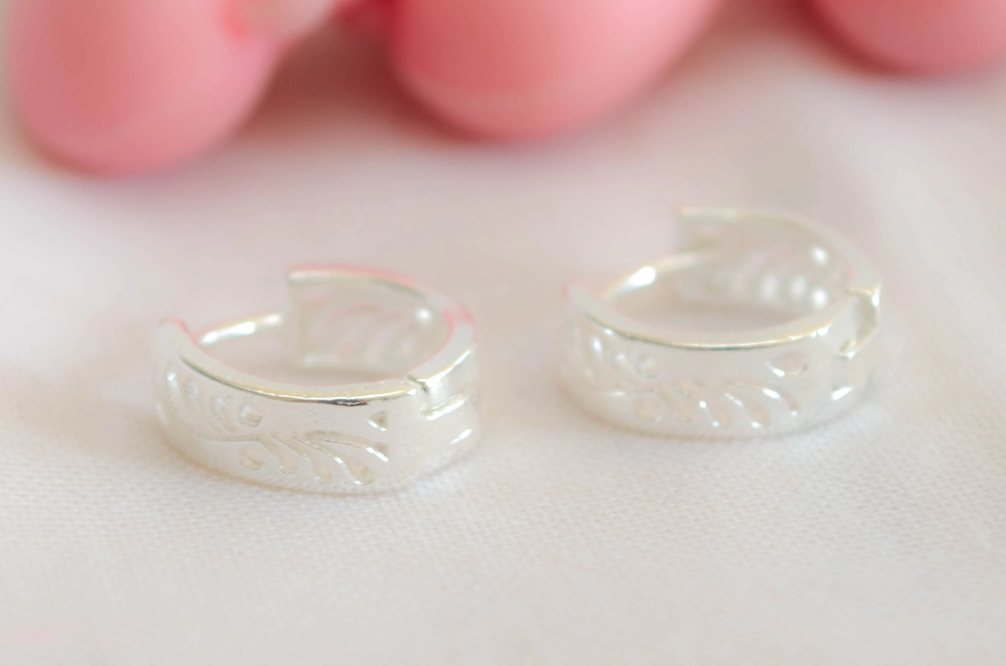 L-AR0812 Argolla cubano calado hoja alargada 1.3cm