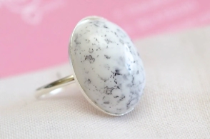 L-AN0118 Anillo simil piedra forma OVALO BLANCO
