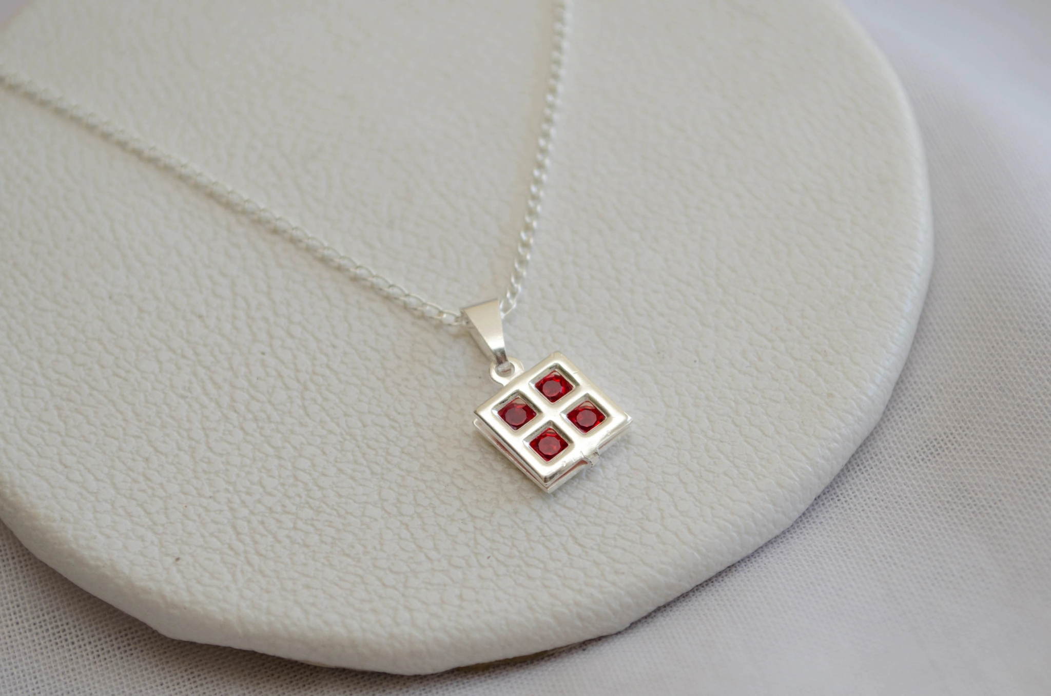 L-CA0212 Cadena 45cm+cuadrado con cuadraditos ROJO